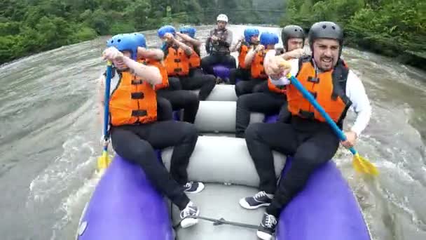 Barco de rafting de água branca salpicado — Vídeo de Stock