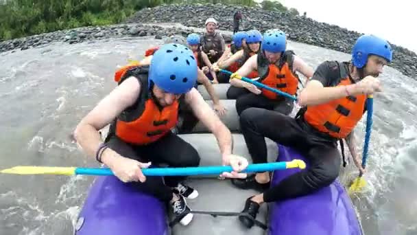 Rafting de água branca para trás remo e posição segura — Vídeo de Stock