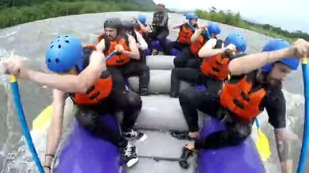 Turistas em água branca Rafting Expedição — Vídeo de Stock