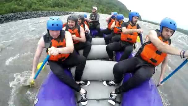 Grande éclaboussure sur le bateau de rafting en eau vive — Video