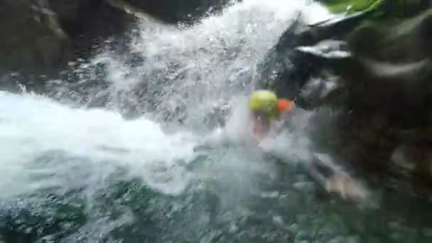 Vattenfall hoppa på Canyoning resa — Stockvideo