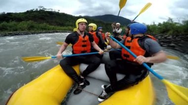 Yedi kişilik ekibin beyaz su Rafting
