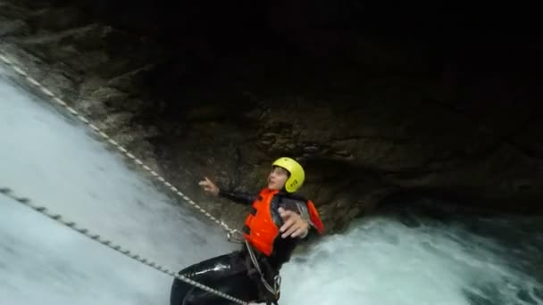 Cascada al aire libre Barranquismo Deporte extremo — Vídeo de stock