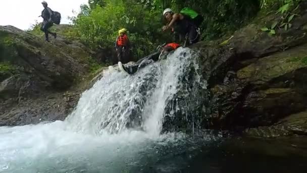 Río de montaña deslizante — Vídeos de Stock