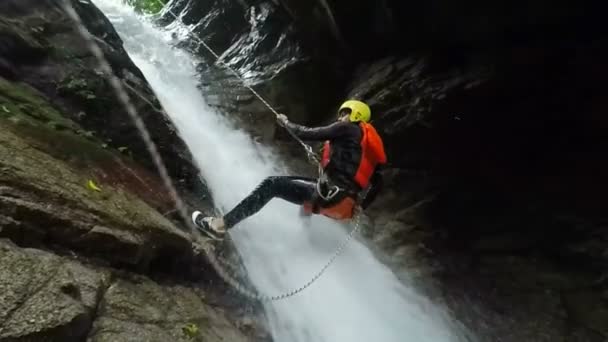 Открытый водопад Каньонинг Экстремальный спорт — стоковое видео