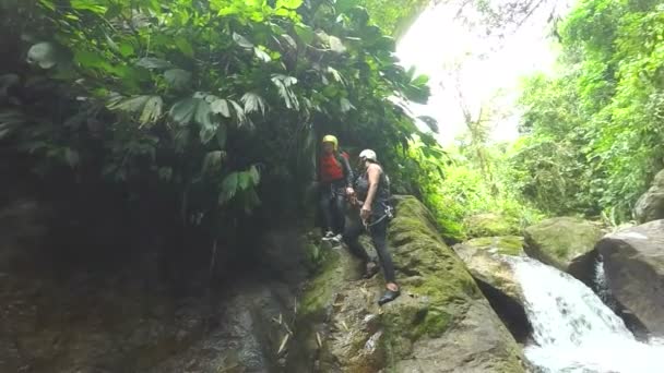 水中の滝ジャンプ — ストック動画