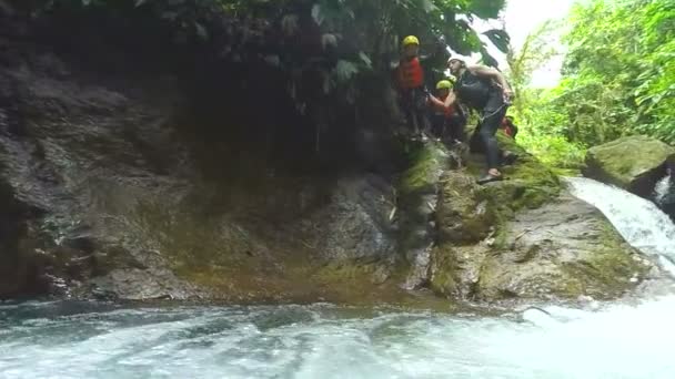 Salto de cachoeira subaquática — Vídeo de Stock