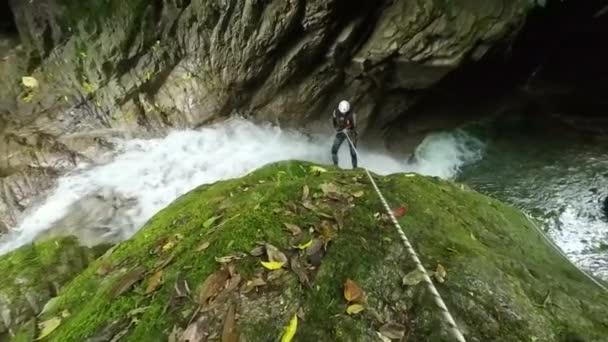 Instruktör på Canyoning resa — Stockvideo