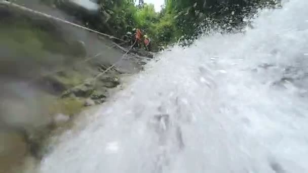 滝の極端なスポーツ — ストック動画
