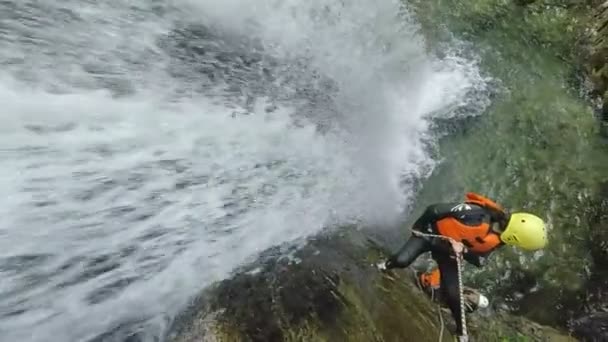Extreme plezier op Canyoning reis — Stockvideo