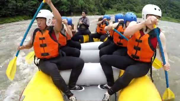 Rafting de agua blanca Remo — Vídeo de stock