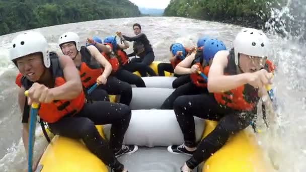 Rafting na bílé vodě — Stock video