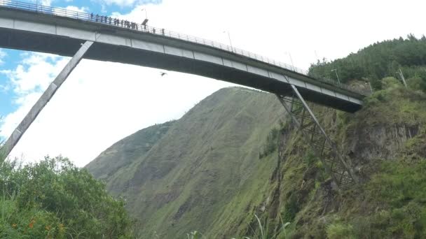 Прыжки через мост Banos De Agua Santa — стоковое видео