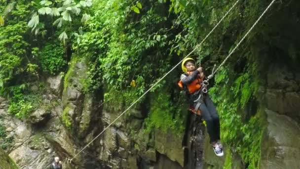 Jongen wordt verzonden door Zip lijn Over de waterval — Stockvideo