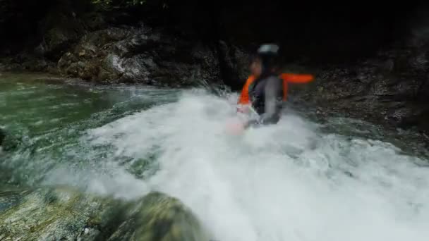 El gordo se arrojó a la cascada alta — Vídeos de Stock