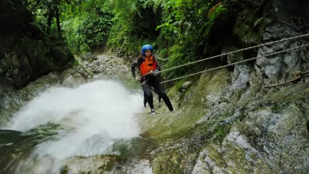 Paar abseilen in de Llanganates Nationaal Park — Stockvideo