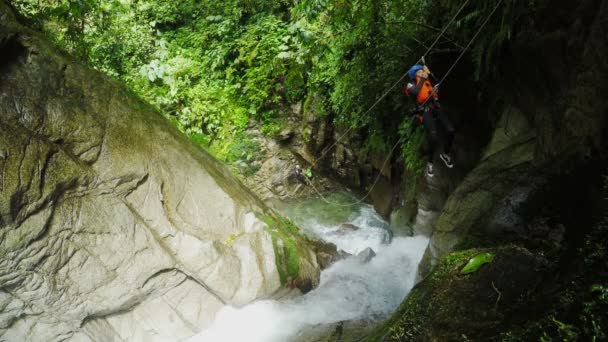 観光客女性は滝を越えるジップラインによって送信されます。 — ストック動画
