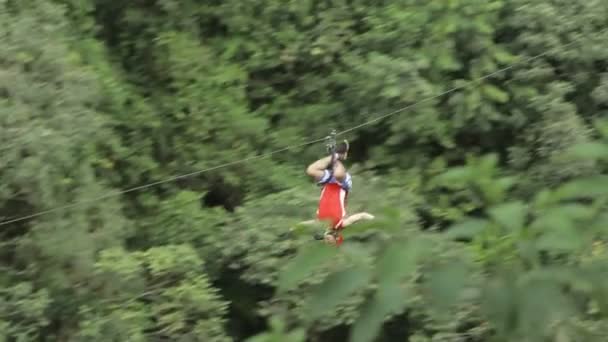 Bátor férfiak a Zip Line — Stock videók