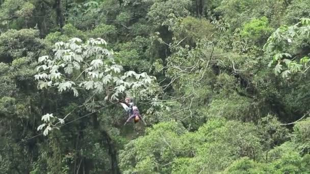 Tandem Zip Line akrobatika, egykerekű biciklik — Stock videók