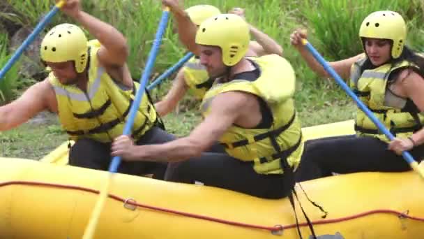 Wildwasser-Rafting — Stockvideo