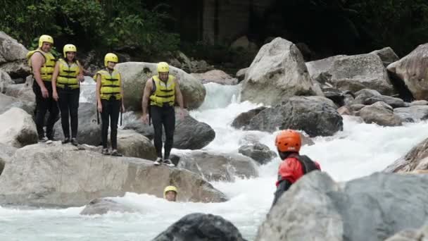 A folyón canyoning-szórakozás — Stock videók