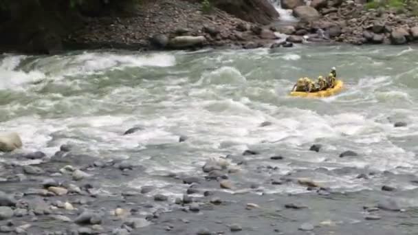 Rafting fluvial de águas brancas — Vídeo de Stock