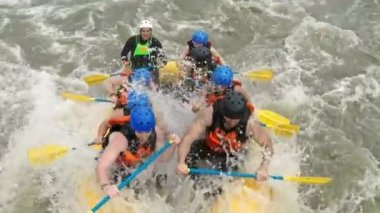 Yukarı ve aşağı beyaz su Rafting seyahat üzerinde