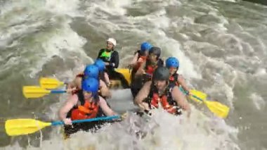 İnişli çıkışlı beyaz su Rafting binmek gerçek hız