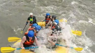 Dev bir dalga beyaz su Rafting turist ile tekne içine sıçramasına