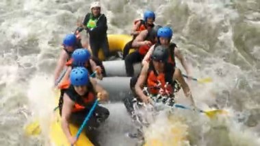 Whitewater Rafting Normal gerçek hız görüntüleri nehir