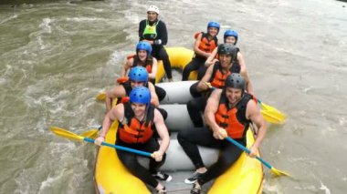 Beyaz su Rafting botu yüksek açı