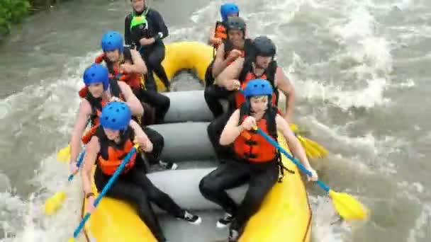 Vysokým úhlem záběr rafting na divoké vodě loď — Stock video