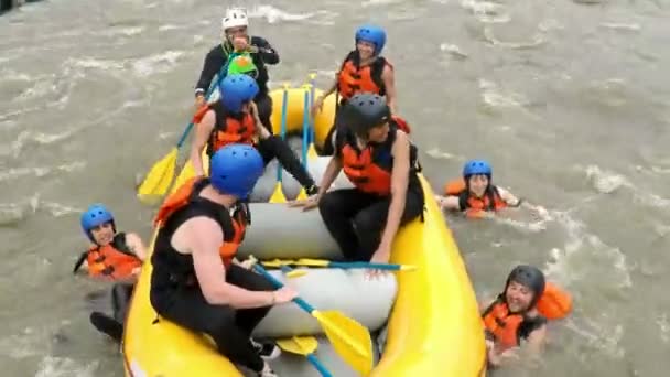 Whitewater nehir Rafting kurtarma tekniği — Stok video