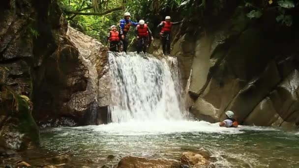 Прыжок с водопада в каньонинг — стоковое видео