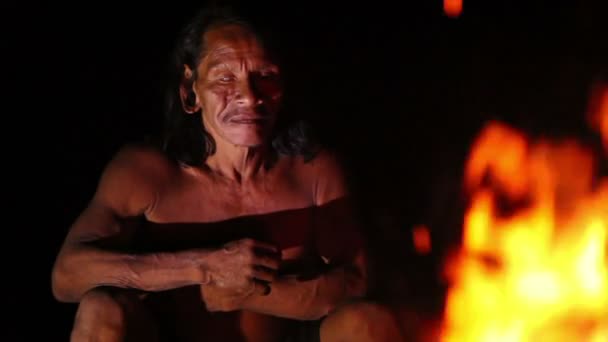 Huaorani domácí ohněm — Stock video