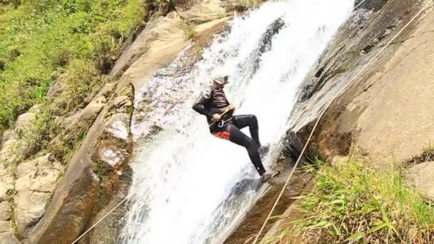キャニオニング旅行で懸垂下降の滝 — ストック動画
