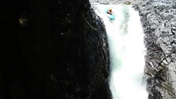 Wasserfall-Kajaksprung Zeitlupe — Stockvideo