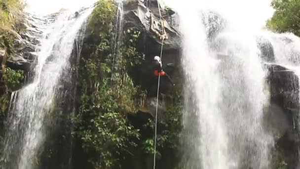 Kanyoning gezisinde Rappelling şelale — Stok video