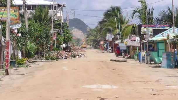 Jordbävnings effekter på små kustbyn — Stockvideo