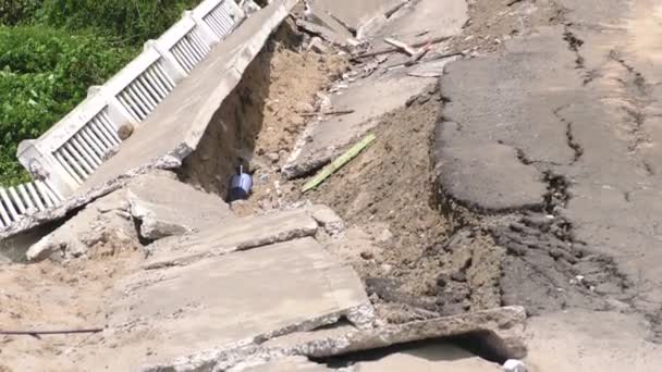 Landstraße vom Erdbeben betroffen — Stockvideo