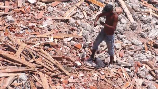 Reciclaje de alambre después del terremoto golpea Ecuador — Vídeo de stock