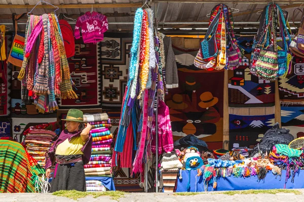 Commerciante di artigianato a Salasaca Ecuador — Foto Stock