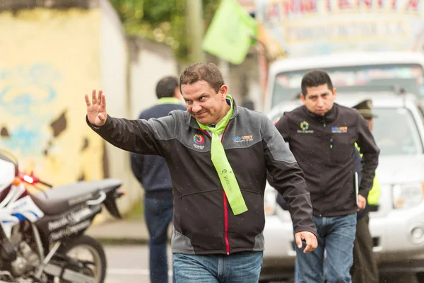 Bürgermeister Marlon Guevara beim Gruß an die Menge — Stockfoto