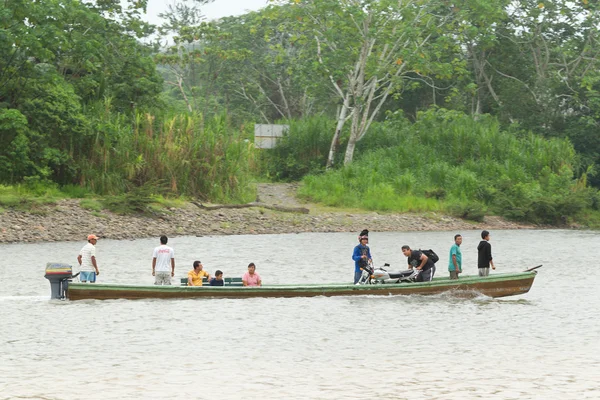 Transporte En la Amazonía —  Fotos de Stock