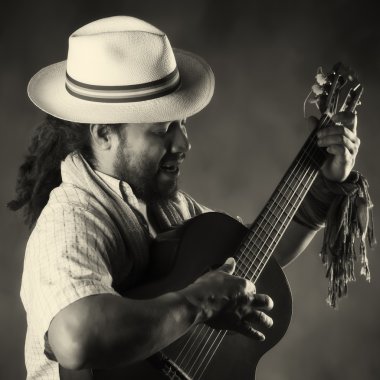 Tutkulu Afro adam gitar çalmak