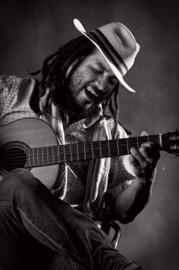 Tutkulu Afro adam gitar çalmak