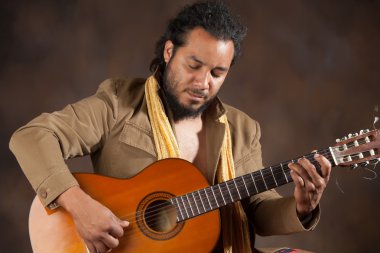 Tutkulu Afro adam gitar çalmak