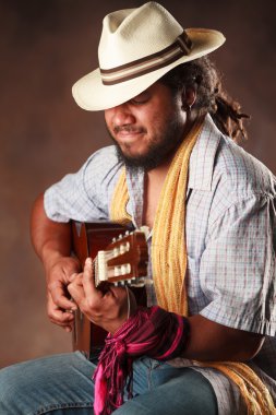 Tutkulu Afro adam gitar çalmak