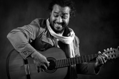 Tutkulu Afro adam gitar çalmak