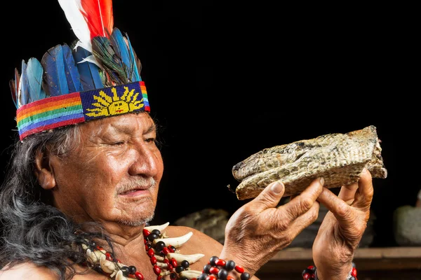 Amazonas-Schamane im Porträt — Stockfoto